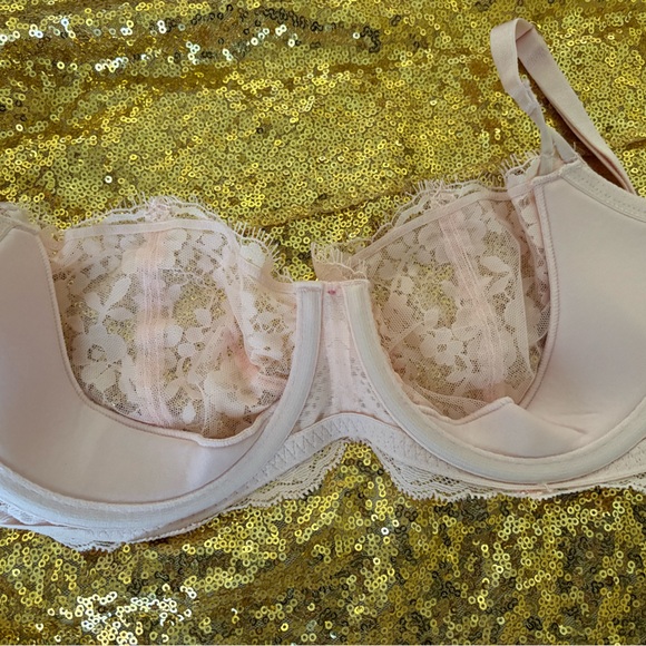 NWT VICTORIA’S SECRET DREAM ANGELS
Wicked Unlined Lace Balconette Bra - Picture 8 of 8